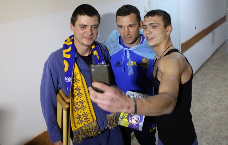 Шевченко и футболисты сборной проведали украинских военных в госпитале