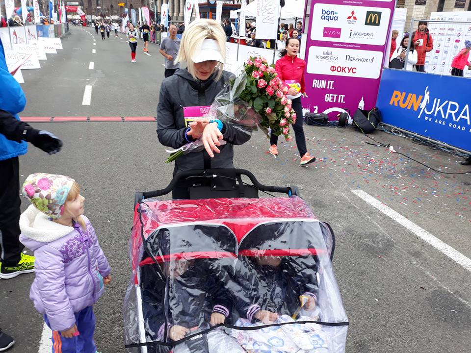 В Києві молода мама виграла напівмарафон, пробігши з дітьми в колясці