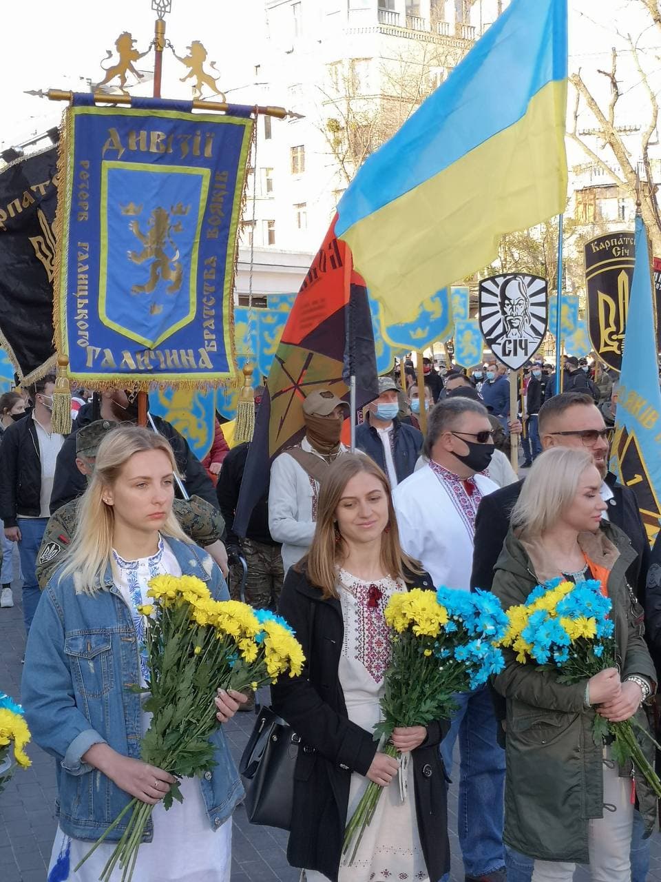В Киеве провели марш вышиванок в честь дивизии "Галичина": как это было (видео)