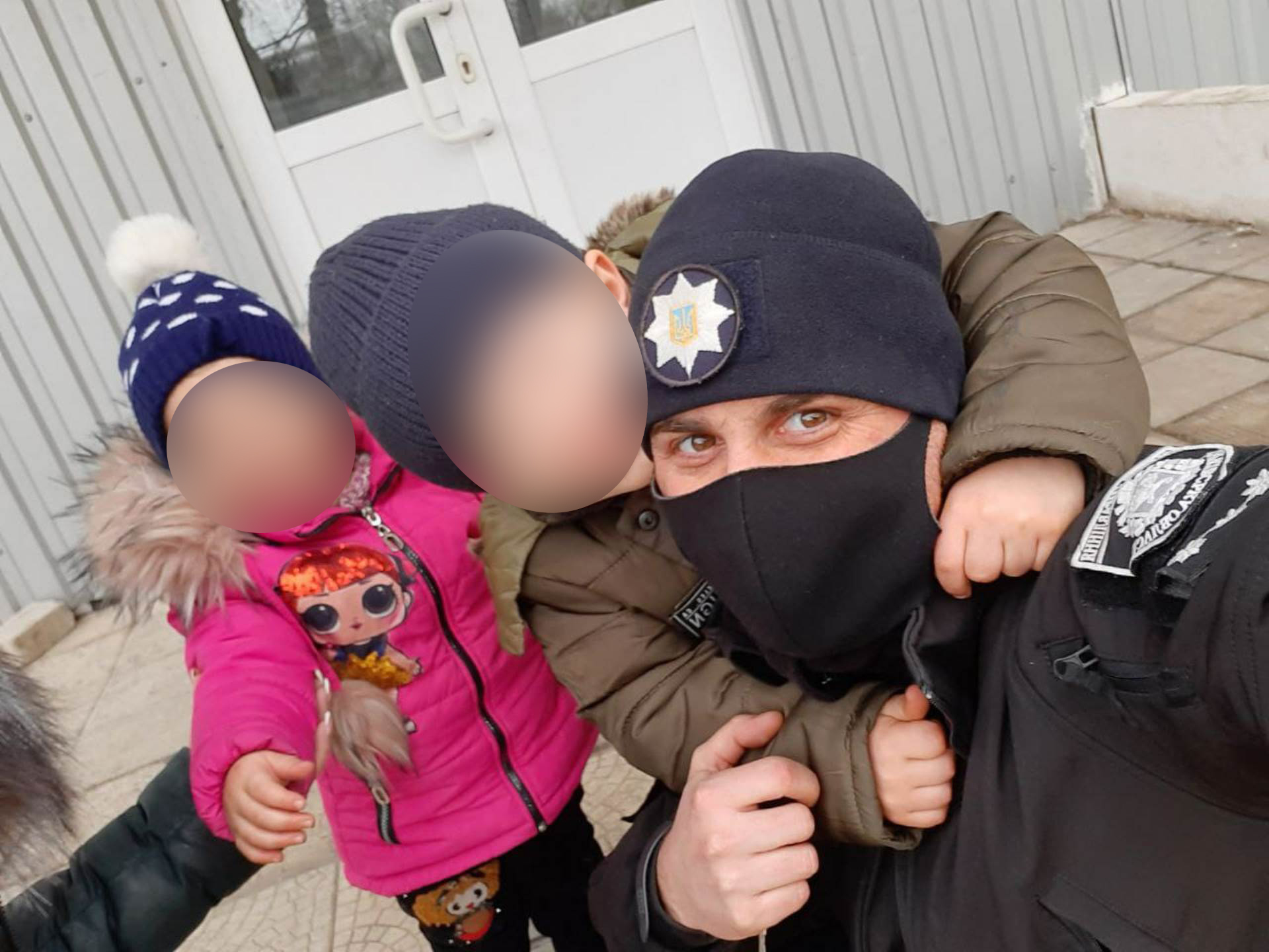 Під Харковом мати залишила двох дітей в холоді і без їжі: дитина блукала вулицею в майці