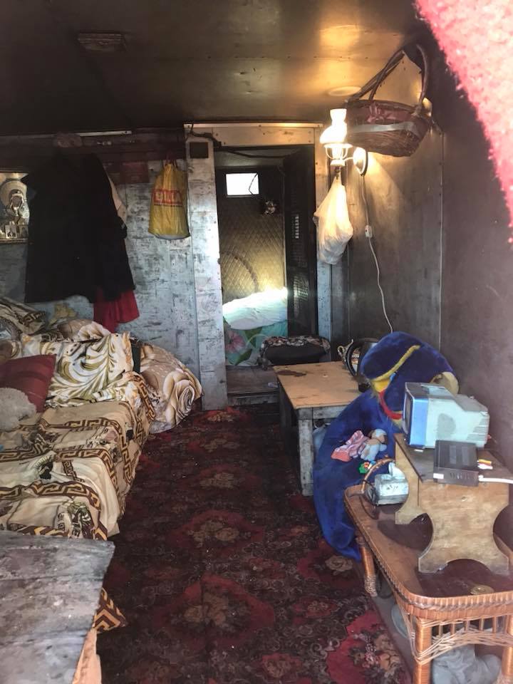 "Никто не обратил внимания на трех детей": семья два года жила на свалке в Одессе (фото)