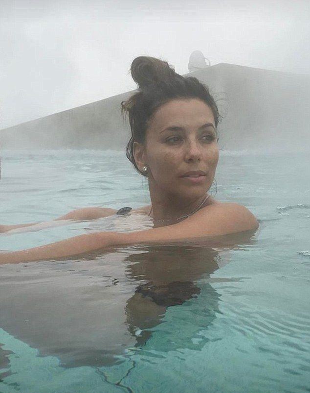 Ева Лонгория показала естественную красоту в термальных ваннах Цюриха