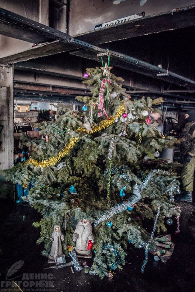 "Орки устроили шабаш": в сети показали, как выглядит "новогоднее настроение" в донецком аэропорту