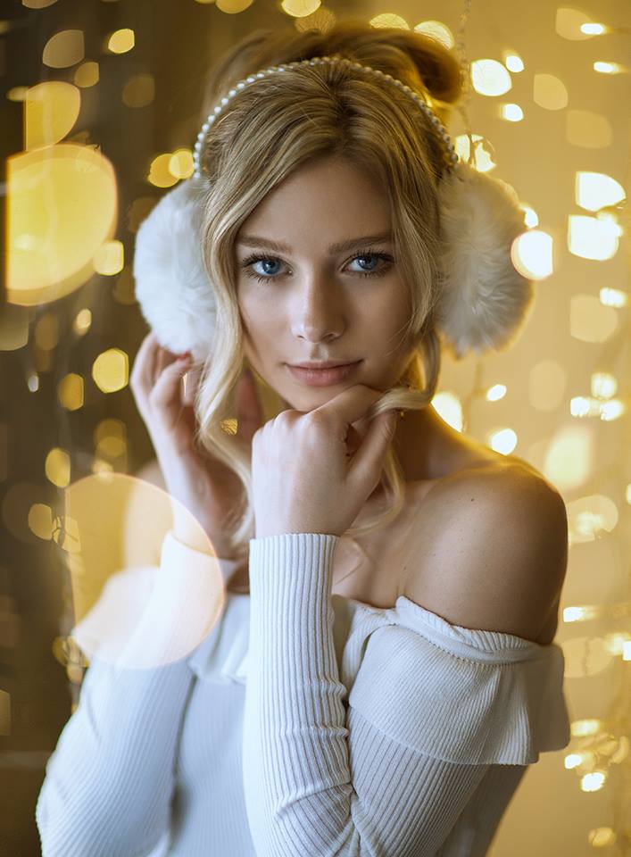 Новогодний лайфхак: как создать сказочные фото при помощи гирлянд и стула