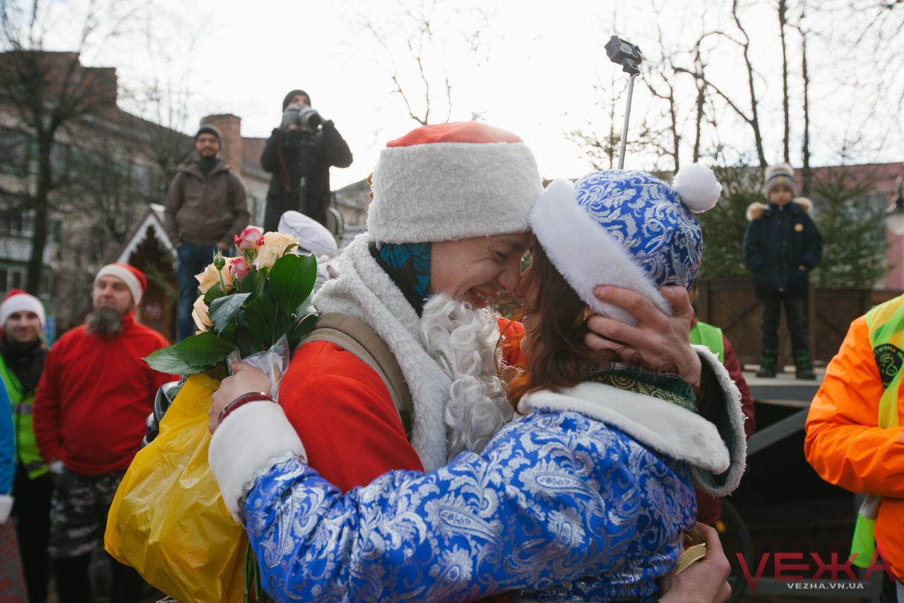 В Виннице Дед Мороз женится на Снегурочке: фото счастливых молодых