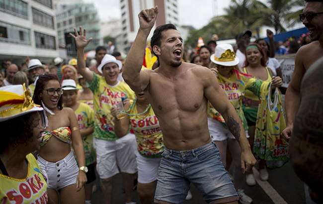 У Ріо-де-Жанейро розпочався карнавал: яскраві фото з відкриття свята