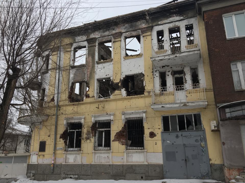 "Будто все произошло пару месяцев назад": известный блогер показал фото разрушений в Мариуполе