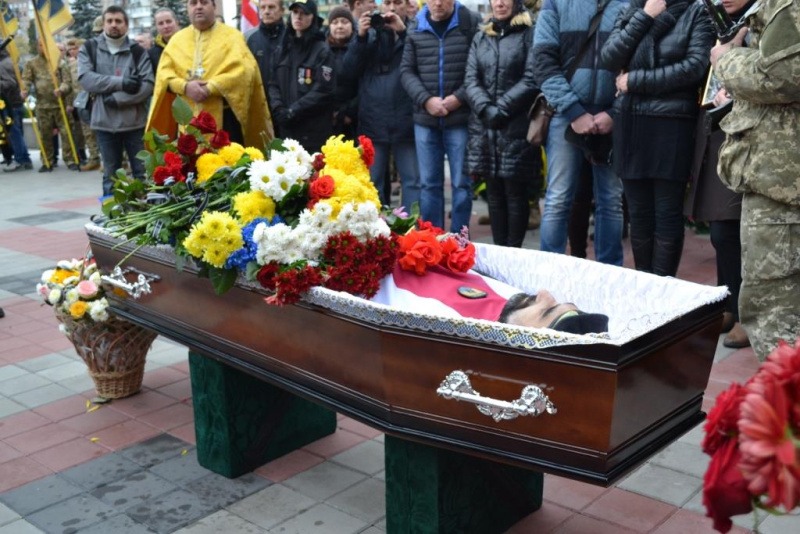 У Запоріжжі на колінах попрощалися з грузинським воїном, що захищав Україну (фото)