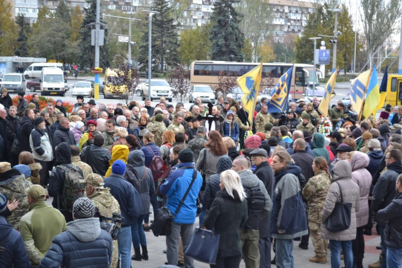 У Запоріжжі на колінах попрощалися з грузинським воїном, що захищав Україну (фото)