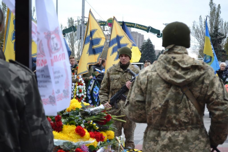 У Запоріжжі на колінах попрощалися з грузинським воїном, що захищав Україну (фото)