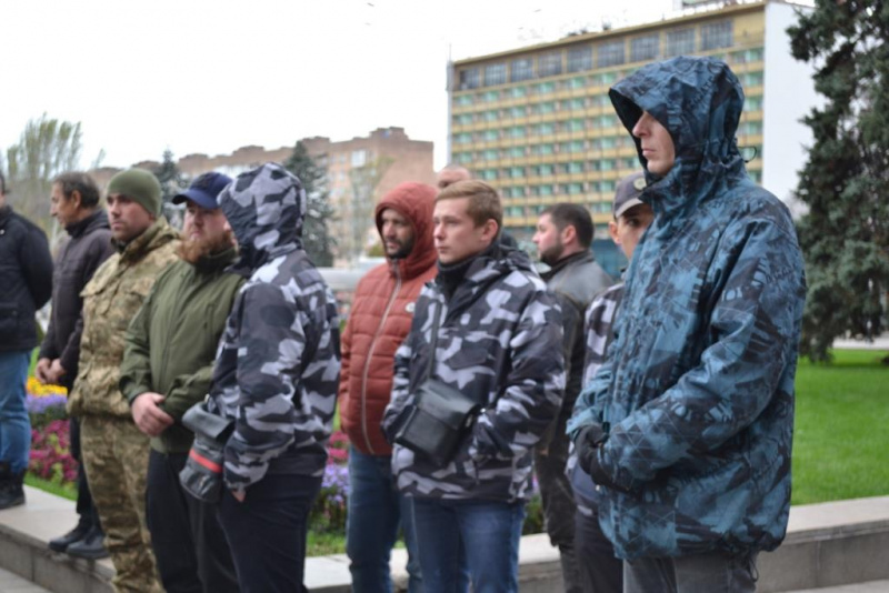 У Запоріжжі на колінах попрощалися з грузинським воїном, що захищав Україну (фото)