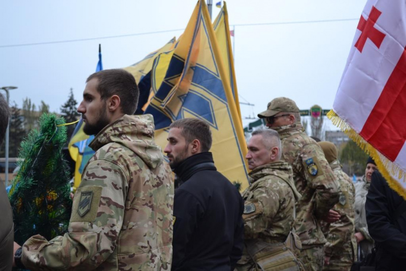 У Запоріжжі на колінах попрощалися з грузинським воїном, що захищав Україну (фото)