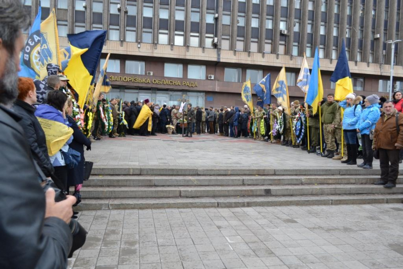 У Запоріжжі на колінах попрощалися з грузинським воїном, що захищав Україну (фото)
