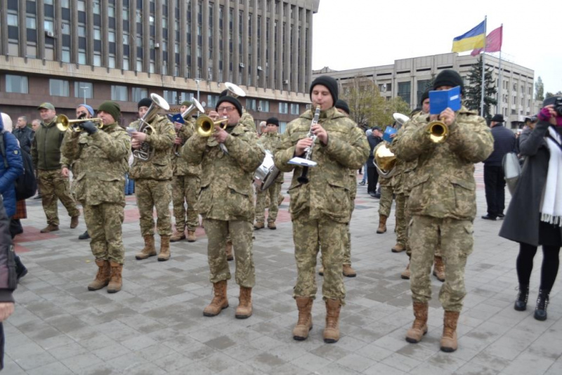 У Запоріжжі на колінах попрощалися з грузинським воїном, що захищав Україну (фото)