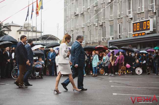 "Гірко!": Порошенко публічно поцілував першу леді на святкуванні дня міста у Вінниці (фото)