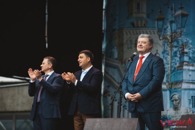 "Гірко!": Порошенко публічно поцілував першу леді на святкуванні дня міста у Вінниці (фото)