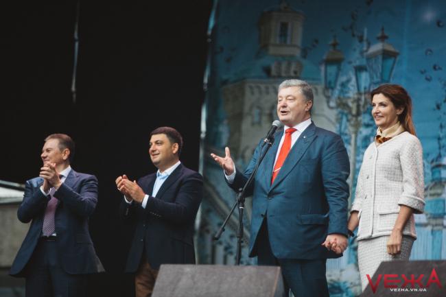 "Гірко!": Порошенко публічно поцілував першу леді на святкуванні дня міста у Вінниці (фото)