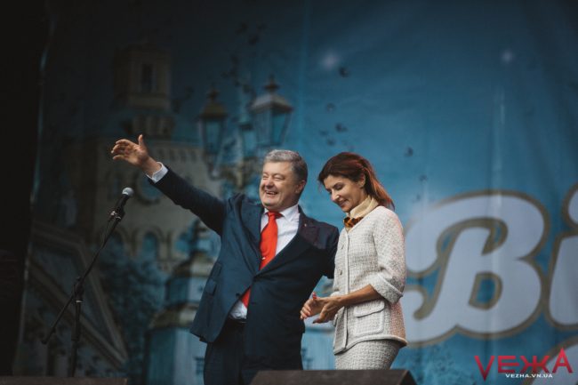 "Гірко!": Порошенко публічно поцілував першу леді на святкуванні дня міста у Вінниці (фото)