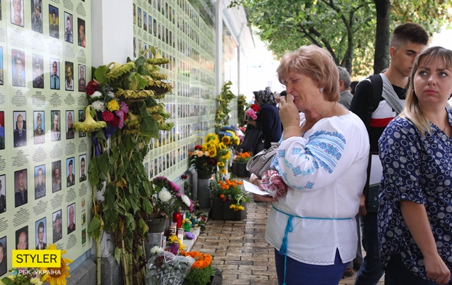 Годовщина Иловайского котла: украинцы почтили память погибших воинов (фоторепортаж)