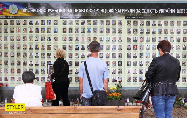 Годовщина Иловайского котла: украинцы почтили память погибших воинов (фоторепортаж)