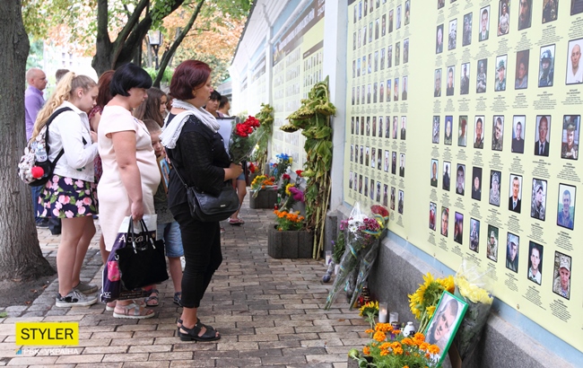 Годовщина Иловайского котла: украинцы почтили память погибших воинов (фоторепортаж)