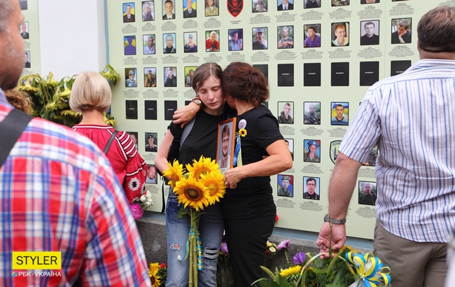 Годовщина Иловайского котла: украинцы почтили память погибших воинов (фоторепортаж)