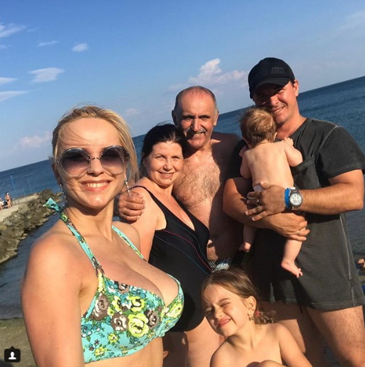 "Ни минуты покоя!": Лилия Ребрик показала зажигательные танцы на море