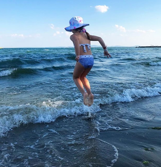 "Ни минуты покоя!": Лилия Ребрик показала зажигательные танцы на море