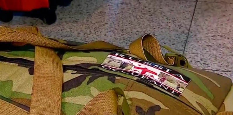 "Напоминаем миру" в Грузии пассажирам аэропорта клеят стикеры "Россия-оккупант"