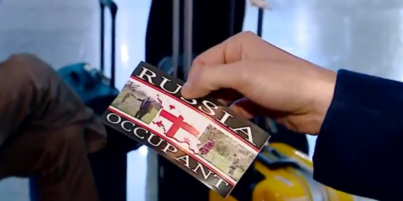 "Напоминаем миру" в Грузии пассажирам аэропорта клеят стикеры "Россия-оккупант"