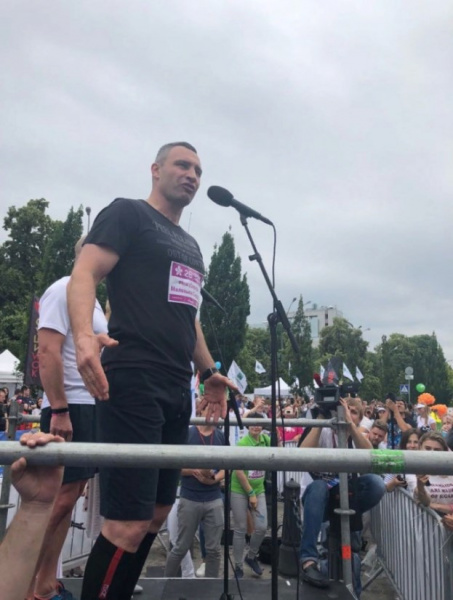 Пробіг під каштанами: Віталій Кличко відкрив 26-ту щорічну благодійну акцію