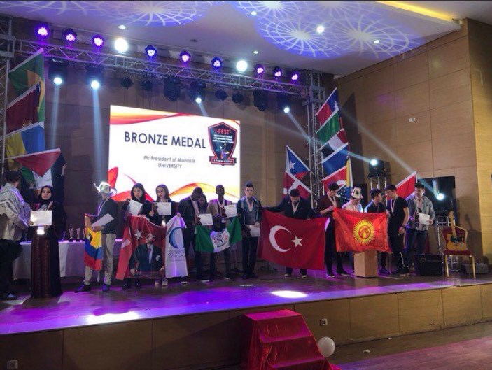 Украинский школьник сделал прорыв в науке и победил на международной олимпиаде по экологии с проектом "экобумага"