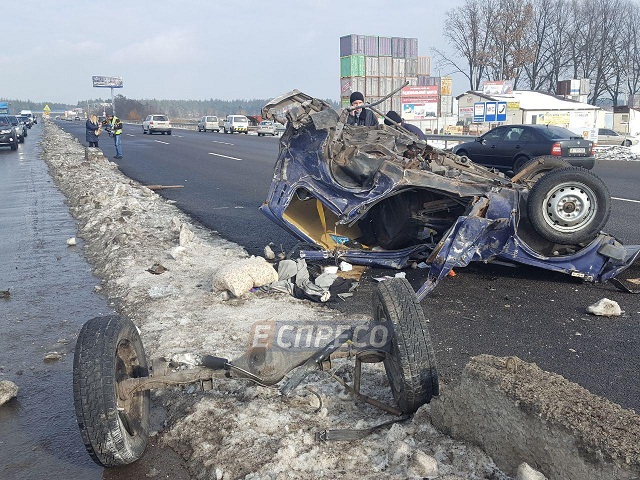 Під Києвом сталася смертельна аварія за участю дітей (моторошні фото)