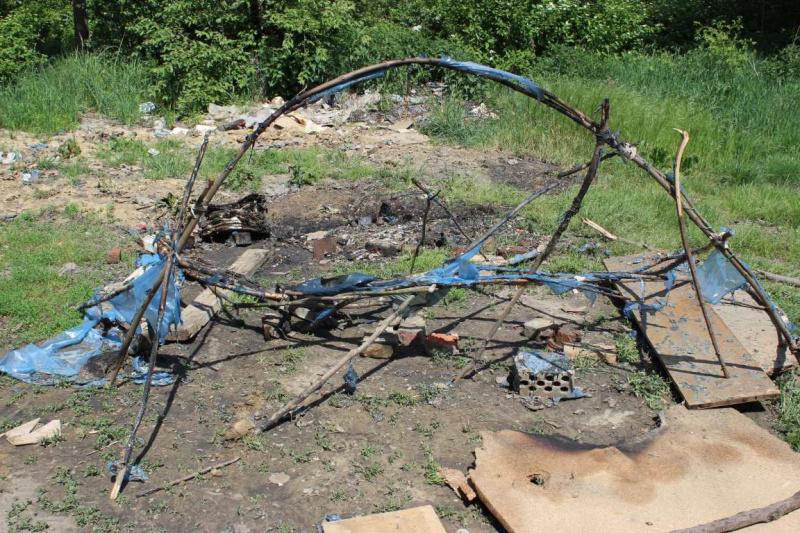 Погром в ромському таборі: знайомі потерпілих звинувачують групу молодиків у масках (фото)