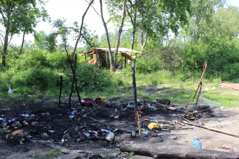 Погром в ромському таборі: знайомі потерпілих звинувачують групу молодиків у масках (фото)