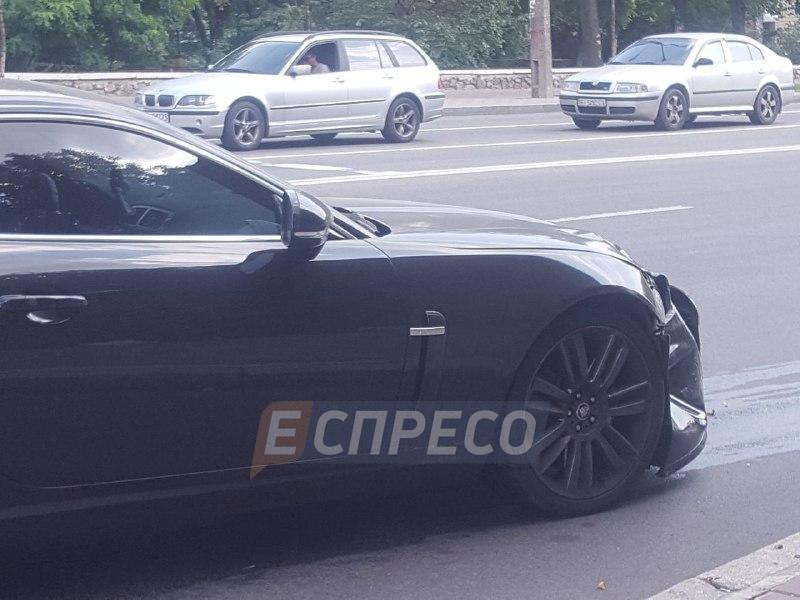 "Немец" перевернулся на крышу: в Киеве произошло сильное столкновение авто (фото)