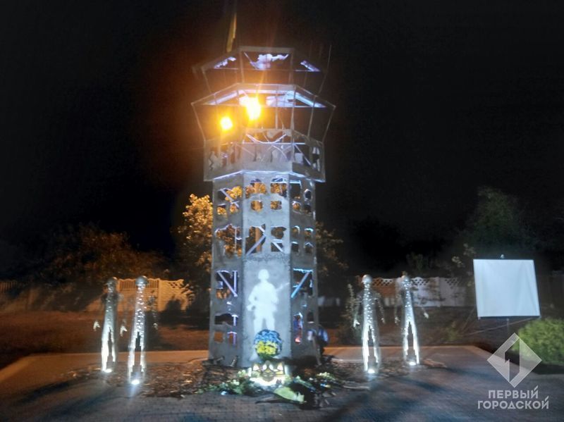 "Дух тех людей, которых нет": в Одесской области поставили памятник украинским защитникам-"киборгам"