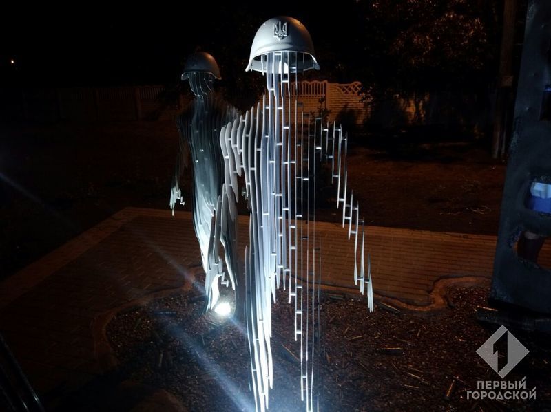 "Дух тех людей, которых нет": в Одесской области поставили памятник украинским защитникам-"киборгам"