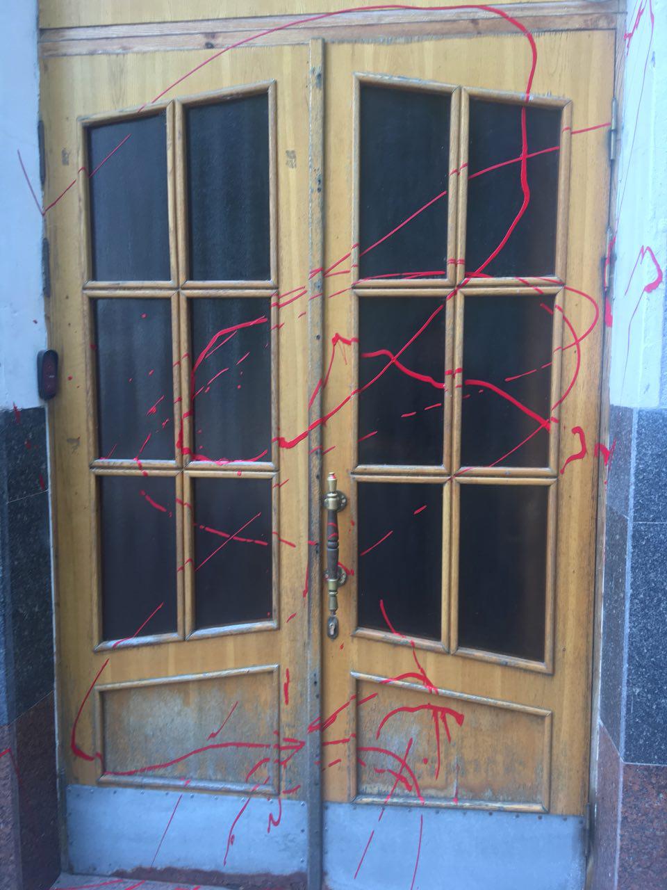 Протест против медреформы: Минздрав залили "кровью"