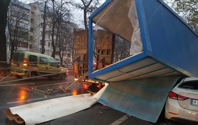 &quot;Восстание&quot;: в Киеве грузовик &quot;выронил&quot; МАФ на автомобили