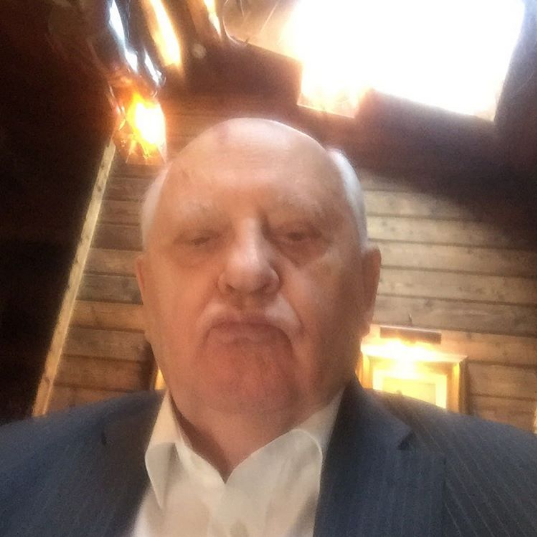 Михаил Горбачев опубликовал свое первое селфи