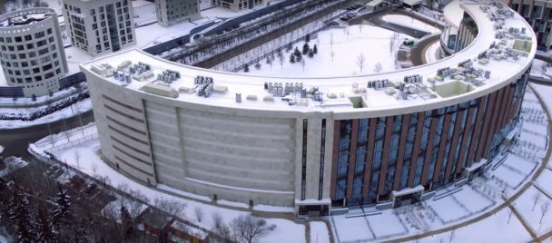 Чтобы не смотрели: под Москвой из-за дворца зама Медведева в домах замуровали окна (видео)