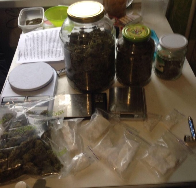 &quot;Киндер-сюрприз&quot;: в Киеве задержали преступников, которые пересылали наркотики по почте в конфетах