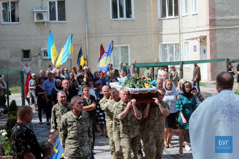 Без отца осталось двое детей: на Волыни провели в последний путь погибшего на Донбассе бойца (фото)