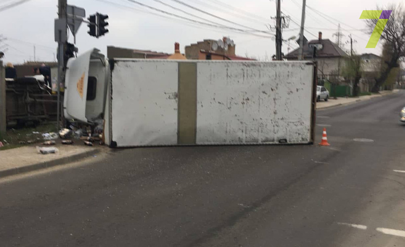 Масштабне ДТП: в Одесі перекинулася маршрутка з пасажирами