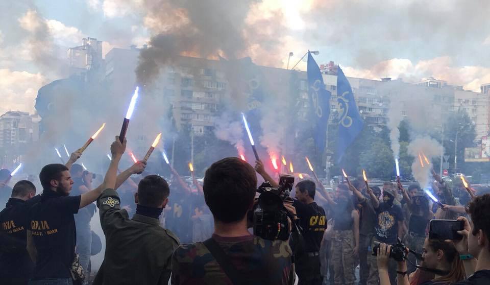 Бізнес на крові: київський ТРЦ пікетували активісти