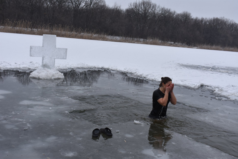 Крещение 2018: украинские военнослужащие показали, как ныряли в прорубь