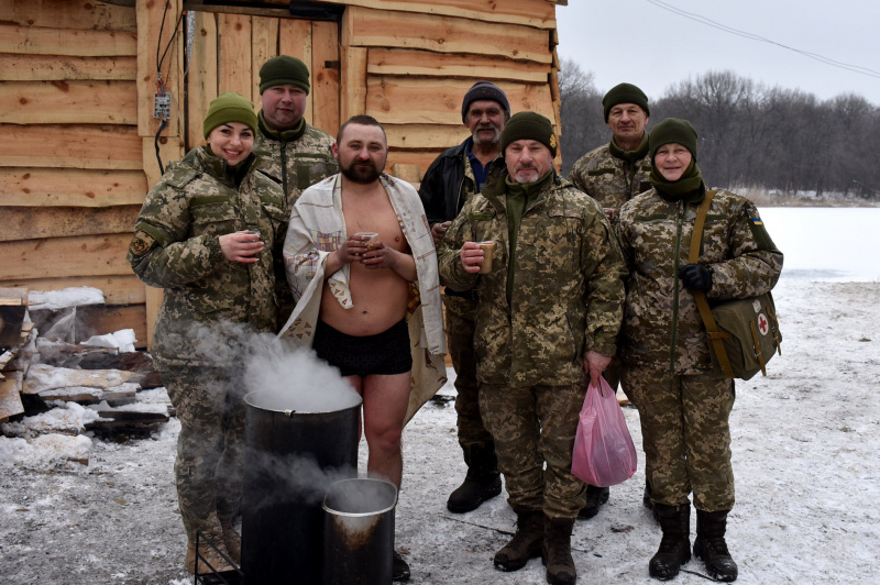 Крещение 2018: украинские военнослужащие показали, как ныряли в прорубь