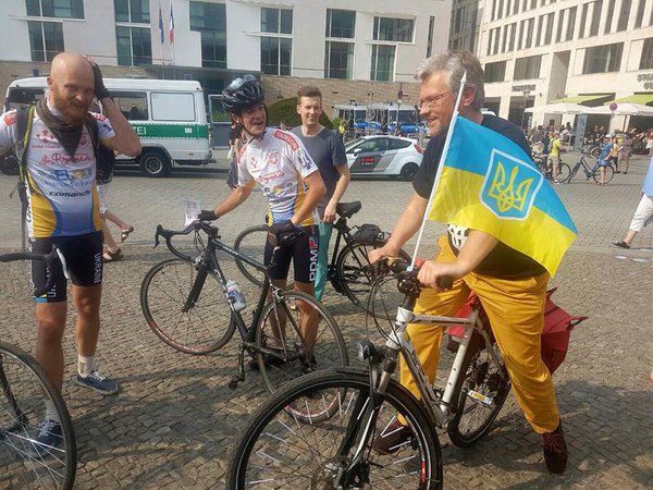 До Берлина добрался благотворительный велопробег украинцев Берлин украинцы велопробег фото