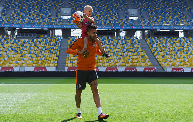 Подвійне навантаження: футболісти "Шахтаря" перед грою попрацювали вихователями дітей і фотомоделями